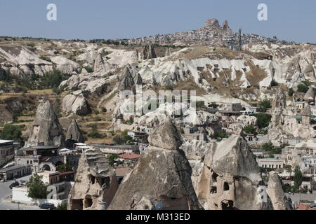 À la recherche sur les cheminées de fées, des formations géologiques typiques de la Cappadoce, Uchisar, fouillé par les gens et utilisés comme maisons et églises Banque D'Images