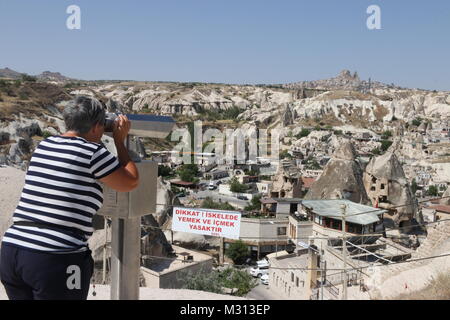 Une dame anglaise'affichage de l'étonnant goreme, Cappadoce en Turquie Banque D'Images