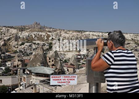 Une dame anglaise'affichage de l'étonnant goreme, Cappadoce en Turquie Banque D'Images