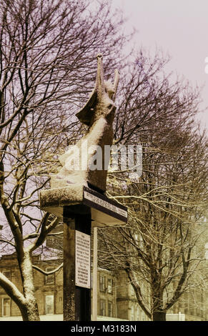 Un mémorial pour les bénévoles britanniques de la guerre civile espagnole donne sur la Clyde au cours de fortes chutes de neige à Glasgow, Écosse, Royaume-Uni. Banque D'Images