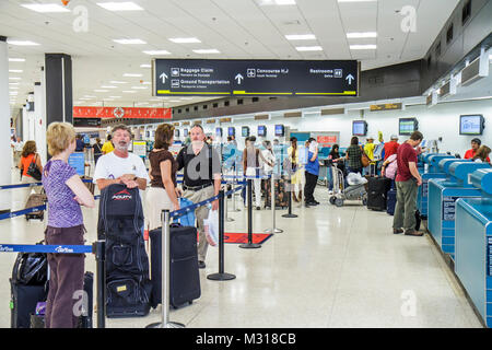 Miami Florida,MIA,aéroport international de Miami,AirTran,guichet,file d'attente,bagages,valise,départ,homme hommes,femme femmes,bagages,sui Banque D'Images