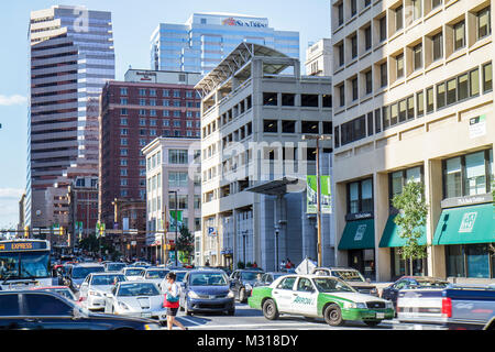 Baltimore Maryland, centre-ville, quartier commercial, immeuble de bureaux, intersection très fréquentée, circulation, voitures, adultes femme femme femme femme femme femme, croisant la rue Banque D'Images