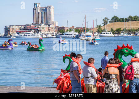 Baltimore Maryland, Port intérieur, port, eau de la rivière Patapsco, port, front de mer, Harbourplace, promenade en bateau à aubes, bateau dragon, horizon, client, adultes ma Banque D'Images