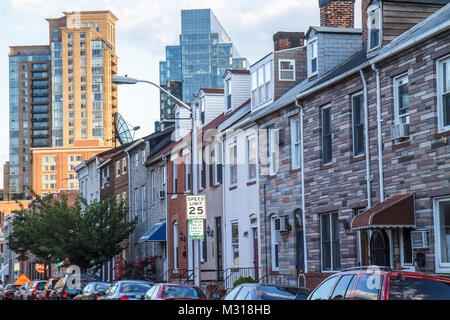 Baltimore Maryland, quartier de Little Italy, maison de rangée, brique, Formstone, contraste, gratte-ciel gratte-ciel de hauteur gratte-ciel bâtiment bâtiments trafic, route, panneau, Banque D'Images
