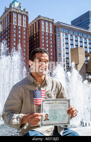 Baltimore Maryland, Hopkins Plaza, G.H. Fallon Bâtiment fédéral,gouvernement,espace urbain,fontaine,marocain,homme hommes,nouveau citoyen,tenant drapeau américain Banque D'Images