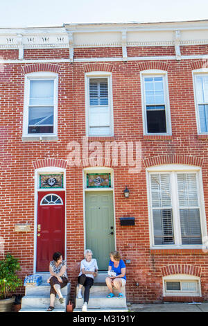 Baltimore Maryland,Federal Hill,quartier historique,maison de ville,maison de rangée,maison de ville,maison de ville,maison de ville,brique rouge,rue,trottoir,porte,fenêtre,femme femmes, Banque D'Images