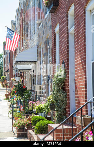 Baltimore Maryland, Federal Hill, quartier historique, maison de ville, maison de ville, maison de ville, maison de ville, maison de ville, brique rouge, rue, trottoir, porte, fenêtre, fleur, plante, Americ Banque D'Images