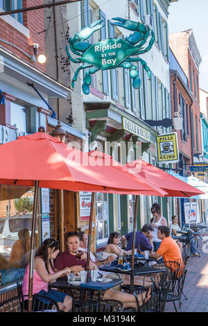 Baltimore Maryland, Fells point, quartier historique, quartier, restaurant restaurants cuisine café cafés, rue, café-terrasse, parasol, homme hommes homme Banque D'Images