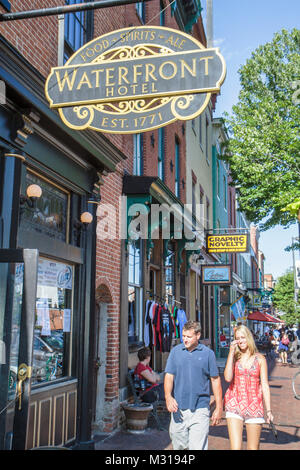 Baltimore Maryland,Fells point,quartier historique,quartier,Waterfront Hotel,adultes homme hommes,femme femme femme femme dame,couple,promenade,rue, Banque D'Images