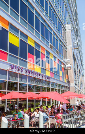 Baltimore Maryland, East Pratt Street, Miss Shirley's Cafe, restaurant restaurants repas café cafés, rue, table de trottoir, parasol, homme hommes, wom Banque D'Images