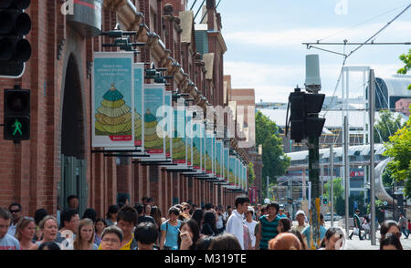 Foule de gens sur le trottoir par Market City à Sydney Banque D'Images