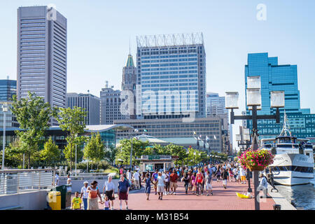 Baltimore Maryland, Inner Harbor, port, Harbourplace, Patapsco River, front de mer, festival Marketplace, attraction, Black man hommes, femme femmes, bo Banque D'Images