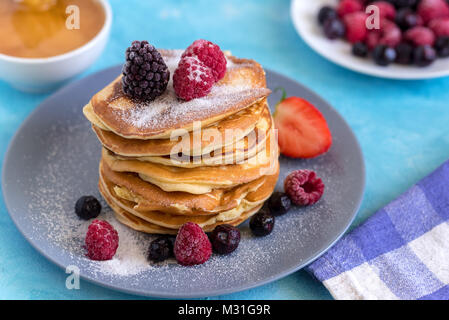 Fluffy et délicate des crêpes avec du sucre en poudre et de baies. Banque D'Images