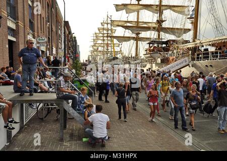 Veemkade, Amsterdam, Pays-Bas - 21 août, 2015 spectateurs : marcher sur la chaussée à côté de la Tall Ships, à l'époque de la voile Banque D'Images