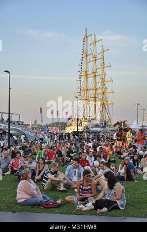 Amsterdam, Pays-Bas - le 22 août 2015 : Les visiteurs assis sur l'herbe en face de la scène principale du festival, à l'époque de la voile 2015 Banque D'Images