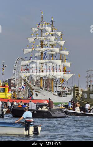 Amsterdam, Pays-Bas - le 23 août 2015 : l'ARC Gloria Tall Ship (Colombie) Navigation entre les bateaux de spectateurs sur la voile 2015 événement nautique Banque D'Images