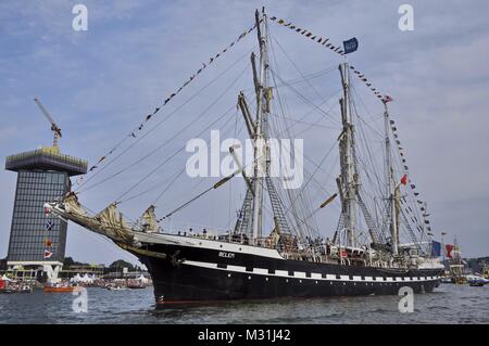 Port Ijhaven, Amsterdam, Pays-Bas - le 23 août 2015 : Le grand voilier Belem (France) sur la rivière Ij, le jour de la clôture de la voile 2015 Banque D'Images