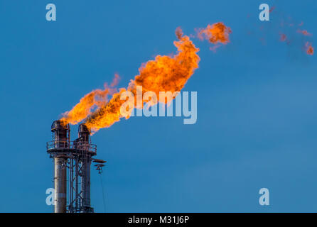 Torchère en raffinerie de pétrole à Port Arthur au Texas Banque D'Images