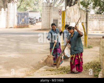 Mysore, Karnataka, Inde. Le 11 janvier 2018. Les femmes indiennes route de nettoyage dans la rue Banque D'Images