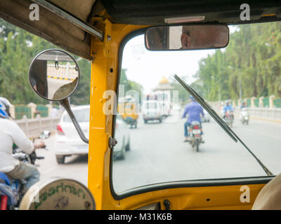 Vue depuis l'intérieur d'un auto rickshaw en Inde. Également connu sous le nom de tuk tuk. Banque D'Images