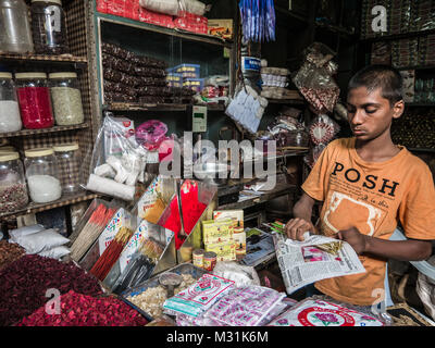 MYSORE, INDE - janvier 09, 2108 : Jeune Indien est à l'origine du vendeur des tas de poudre colorée bindi dans le Devaraja market. Banque D'Images