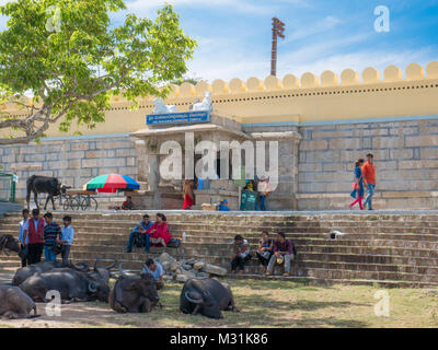 Mysore, Karnataka, Inde - Le 11 janvier 2018. Activités personnes près de l'ancienne Chamundeshwari Temple de Chamundi Hills. Banque D'Images