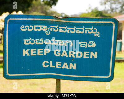 Garder le jardin propre à Mysore, en Inde. Banque D'Images
