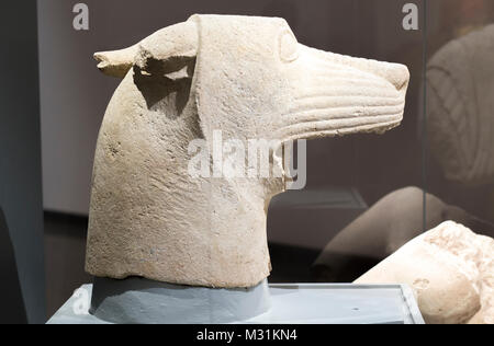 Jaen, Espagne - Décembre 29th, 2017 : tête de loup de culte héroïque d'El Pajarillo, Huelma, Jaén Ibérique au Musée de Jaén Banque D'Images