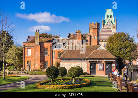 Jardins de l'abbaye avec l'abbaye et la maison Winchester Guildhall dans le fond contre le ciel bleu février 2018, Winchester, Hampshire, England, UK Banque D'Images