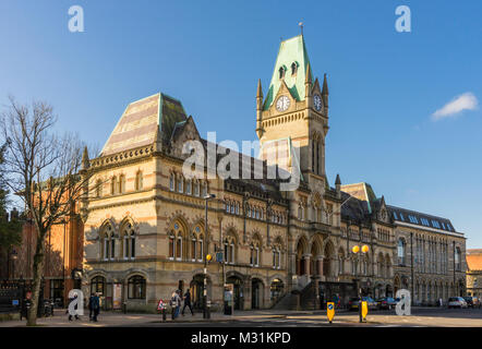 Street View de Winchester avec le bâtiment le long de la Guildhall 'Broadway' street dans la ville de Winchester contre ciel bleu, Hampshire, England, UK Banque D'Images