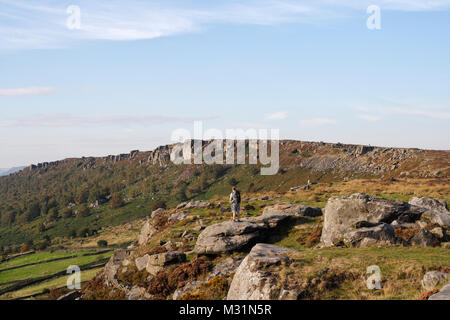 Personne seule debout sur Baslow Edge regardant Curbar Edge, Peak District paysage, Derbyshire Angleterre, UK Gritstone escarpement campagne britannique Banque D'Images