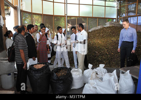 L'ÎLE DE THULUSDHOO, Maldives (4 juin 2014) Le brigadier. Le Général Mark McLeod de tours américaines du Pacifique une sustainabile environmentaly maldivien à l'aide d'affaires pratiques avec un groupe d'étudiants des Maldives à l'Asie du Sud la sécurité régionale de l'environnement Forum. Le Forum, qui a eu lieu du 2 au 5 juin dans les Maldives, étaient des représentants de nations dans toute l'Asie du Sud, les organisations non gouvernementales internationales et d'observateurs, et encourage la coopération régionale sur les thèmes de la sécurité de l'eau, gestion des déchets, protection des ressources et de l'énergie. (Photo US Army par Justin Pummel/libérés) de façon Banque D'Images