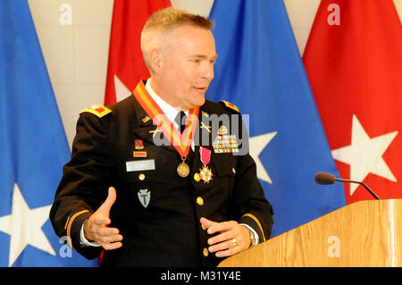 Le colonel Rick Blair prend un instant pour remercier les amis et la famille et se remémorer ses expériences dans les forces militaires du Texas au cours de sa retraite au Camp Mabry, Austin, Texas, le 8 juin 2013. Le Texas Les Forces armées sont commandées par le major-général John F. Nichols, l'adjudant général du Texas, l'état militaire principal du fonctionnaire nommé par le gouverneur, et il est constitué de l'adjudant général, le Texas Army National Guard (TXARNG), la Garde nationale aérienne du Texas (TXANG), la garde de l'État du Texas (TXSG) et le commandement des opérations nationales (DOMOPS). (Photo de la Garde nationale par Ar Banque D'Images