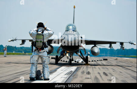 YOKOTA AIR BASE, Japon - Un pompier du 374e Escadron de génie civil donne la direction d'un pilote de F-16 Falcon à Yokota Air Base, Japon, Juillet 10, 2013. Plusieurs ministères différents de 374 CES, y compris les pompiers, ont participé au cours de l'arrêt des essais. Deux F-16 de Misawa Air Base, Japon, a aidé à tester le système. (U.S. Air Force photo par un membre de la 1re classe C. Soo Kim) F-16 Fighting Falcon par pilote # PACOM Banque D'Images