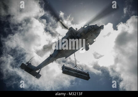 Un SH-60 Sea Hawk, attribué à l'île des Chevaliers de la mer d'hélicoptères de l'Escadron de Combat (HSC) 25 se prépare à charger des fournitures dans le poste de pilotage de l'avant-déployé d'assaut amphibie USS Bonhomme Richard (DG 6) au cours de ravitaillement vertical (VERTREP) Le 18 juillet. Bonhomme Richard est le fleuron du Bonhomme Richard Groupe amphibie et, avec l'entrepris 31e Marine Expeditionary Unit, participe actuellement à Talisman Saber 2013, un exercice qui améliore la collaboration multilatérale entre les forces américaines et australiennes pour de futures opérations combinées, humanitaire assista Banque D'Images