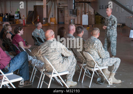 Le Colonel Jon Harrison, l'aviation de l'état général de la Garde nationale de l'Armée de l'Oklahoma, s'adresse à un public restreint au cours d'un virage de la dernière C-23 'Sherpa' dans le New Jersey Army National Guard l'inventaire. La cérémonie a eu lieu à l'aviation de l'Armée de hanger à volonté la base de la Garde nationale aérienne de Rogers à Oklahoma City. Le Texas Army National Guard a exploité le C-23 depuis 1996 et l'unité déployée en Iraq à trois reprises entre 2005 et 2009. Le C-23 et de son équipage ont été permis de sauver d'innombrables vies d'une force de coalition en Irak en raison de leur capacité à mener un court préavis, près de Banque D'Images