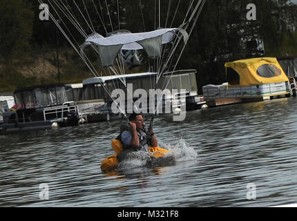 Un parachutiste affectés à la 4th Infantry Brigade Combat Team (Airborne), 25e Division d'infanterie de l'armée américaine, l'Alaska fait un atterrissage dans l'eau Grand Lake, Alaska, le mercredi, Août 6, 2014, avec T-11 parachutes. Cet événement de formation prépare les soldats de la brigade de l'eau potentiel pour les débarquements, et met en évidence l'unité et sa capacité d'exécuter les opérations aéroportées dans des conditions difficiles et des endroits n'importe où dans le monde. (U.S. Air Force photo/Justin Connaher) n'importe quand, n'importe où par # PACOM Banque D'Images