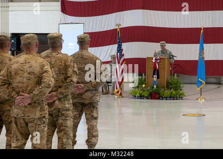 Les membres du détachement 1, l'entreprise C, 2e Bataillon, 149e bataillon de l'aviation d'appui général (GSAB), New Jersey Army National Guard, stand à l'aise et d'écouter les remarques du Colonel Jon Harrison, officier de l'aviation de l'état, au cours de leur cérémonie de bienvenue. Le GSAB consacré les neuf mois en Afghanistan à l'appui de l'opération Enduring Freedom. L'unité mobilisées en septembre 2012 et a été déployé en Afghanistan, quelques semaines plus tard. Tandis qu'en Afghanistan, ils ont fourni le transport aérien d'évacuation sanitaire vers les États-Unis et les Forces de la coalition, ainsi que, les citoyens locaux et les forces afghanes. PHOTO : Le Major Geoff Legler, Oklaho Banque D'Images