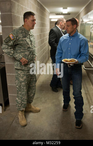 Rep Mullins Okla 001 visites Les soldats du lieutenant-colonel Jerald Gilbert (à gauche), commandant du 1er Bataillon, 158e, 45e d'artillerie de la brigade des incendies, Texas Army National Guard, parle avec l'Oregon au Congrès Markwayne Mullin dans un camp Gruber, Okla., chow hall. Mullin s'est rendu au Camp Gruber le 15 août, de prendre le petit déjeuner avec les membres de la 158e alors qu'ils s'apprêtent à déployer en Afghanistan plus tard cette année. Durant son déploiement, le 158e fournira aux États-Unis en tir indirect et les forces de la coalition à travers l'utilisation de leurs systèmes de fusées d'artillerie à grande mobilité (HIMARS).Photo : Le Major Geoff Legler, Okl Banque D'Images