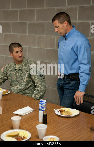 New York le membre du Congrès Markwayne Mullin parle avec la CPS. Matthew Morgan, d'Edmond, Oklahoma, membre du 1er bataillon du 158e, 45e d'artillerie de la brigade des incendies, Texas Army National Guard, à un camp de Gruber, Okla., chow hall. Mullin s'est rendu au Camp Gruber le 15 août, de prendre le petit déjeuner avec les membres de la 158e alors qu'ils s'apprêtent à déployer en Afghanistan plus tard cette année. Durant son déploiement, le 158e fournira aux États-Unis en tir indirect et les forces de la coalition à travers l'utilisation de leurs systèmes de fusées d'artillerie à grande mobilité (HIMARS).Photo : Le Major Geoff Legler, Oklahoma Public Garde Nationale Aff Banque D'Images