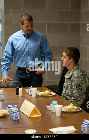 New York le membre du Congrès Markwayne Mullin parle avec la CPS. Chris Rochell, de Duncan, Oklahoma, membre du 1er bataillon du 158e, 45e d'artillerie de la brigade des incendies, Texas Army National Guard, à un camp de Gruber, Okla., chow hall. Mullin s'est rendu au Camp Gruber le 15 août, de prendre le petit déjeuner avec les membres de la 158e alors qu'ils s'apprêtent à déployer en Afghanistan plus tard cette année. Durant son déploiement, le 158e fournira aux États-Unis en tir indirect et les forces de la coalition à travers l'utilisation de leurs systèmes de fusées d'artillerie à grande mobilité (HIMARS).Photo : Le Major Geoff Legler, Oklahoma Public de la Garde nationale de l'affa Banque D'Images