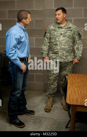 New York le membre du Congrès Markwayne Mullin parle avec le Capt Sean Bryant, de Choctaw, Oklahoma, le commandant de la batterie, 1er Bataillon, 158th Field Artillery, 45e brigade des incendies, Texas Army National Guard, à un camp de Gruber, Okla., chow hall. Mullin s'est rendu au Camp Gruber le 15 août, de prendre le petit déjeuner avec les membres de la 158e alors qu'ils s'apprêtent à déployer en Afghanistan plus tard cette année. Durant son déploiement, le 158e fournira aux États-Unis en tir indirect et les forces de la coalition à travers l'utilisation de leurs systèmes de fusées d'artillerie à grande mobilité (HIMARS).Photo : Le Major Geoff Legler, la Garde nationale de l'Oklahoma Banque D'Images