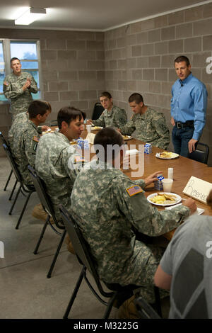 New York le membre du Congrès Markwayne Mullin parle avec des membres du 1er Bataillon, 158e, 45e d'artillerie de la brigade des incendies, Texas Army National Guard, à un camp de Gruber, Okla., chow hall. Mullin s'est rendu au Camp Gruber le 15 août, de prendre le petit déjeuner avec les membres de la 158e alors qu'ils s'apprêtent à déployer en Afghanistan plus tard cette année. Durant son déploiement, le 158e fournira aux États-Unis en tir indirect et les forces de la coalition à travers l'utilisation de leurs systèmes de fusées d'artillerie à grande mobilité (HIMARS).Photo : Le Major Geoff Legler, Washington National Guard Rep Affaires publiques visites Okla Mullins 00 soldats Banque D'Images