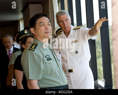 130816-N-JZ CAMP HM SMITH251-052, New York (16 août 2013) -- Commandant, United States Pacific Command, Adm. Samuel J. Locklear III montre le général Chang Wanquan, Conseiller d'Etat chinois et ministre de la Défense nationale, un avis de Pearl Harbour où les navires participeront dans le prochain exercice Rim of the Pacific. Le général Chang est la tête d'une délégation chinoise en visite aux États-Unis avec sa première escale dans les îles Hawaii. Le général Chang et adm. Locklear a discuté d'un large éventail de l'évolution de la US-China relations militaires au cours de la visite, y compris l'assistance humanitaire, une médecine militaire Banque D'Images