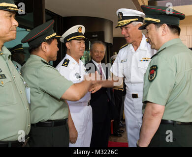 130816-N-JZ CAMP HM SMITH251-014, New York (16 août 2013) -- Commandant, United States Pacific Command, Adm. Samuel J. Locklear III et le général Chang Wanquan, Conseiller d'Etat chinois et ministre de la Défense nationale, de rendre les honneurs pour l'hymne national de la République populaire de Chine et les États-Unis d'Amérique ici au siège de l'USPACOM. Le général Chang est à la tête d'une délégation en visite aux États-Unis avec sa première escale dans les îles Hawaii. Le général Chang et adm. Locklear a discuté d'un large éventail de l'évolution de la US-China relations militaires au cours de la visite, y compris comme humanitaire Banque D'Images