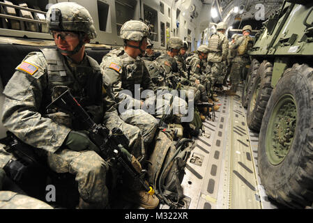Pvt de l'armée. Joshua Williams, affecté à la 1re Armée américaine Alaska Stryker Brigade Combat Team, la Compagnie C du 3e Bataillon du 21e Régiment d'infanterie, originaire de Columbus, Ohio, attend avec d'autres soldats d'alléger d'une U.S. Air Force C-17 Globemaster III sur la piste à Joint Base Elmendorf-Richardson, Alaska, le 10 septembre, 2013. Les soldats transportés avec leur Strykers de Fort Wainwright, Alaska, à participer à un exercice d'entraînement de combat avec USARAK's 4th Infantry Brigade Combat Team à JBER. (U.S. Air Force Photo de Justin/Connaher) Parution 130910-F-LX370-319 par Stryker 1 Brig Banque D'Images
