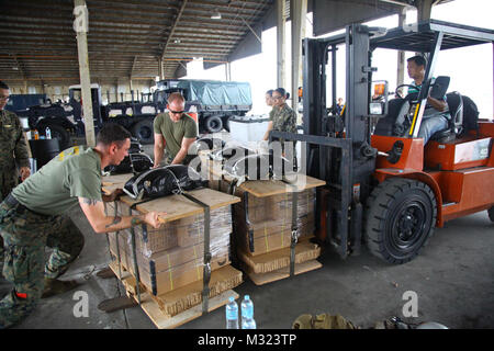 Préparer des repas palettes marines-prêt-à-manger pour être chargée dans une MV-22B Osprey à Clark Air champ pour une mission de largage sur Crow Valley le 19 septembre au cours de l'exercice 2014 débarquement amphibies. Philippine bilatéraux-U.S. La formation du Corps des marines soutient et renforce le fondement et le cadre d'un accord bilatéral de force pour réagir rapidement et efficacement aux crises humanitaires. Les marines sont avec du bataillon logistique de combat 13, 13e Marine Expeditionary Unit la logistique de l'élément de combat. Clark Air Field est situé à Pampanga, République des Philippines. Crow Valley est situé à Capas, Tar Banque D'Images