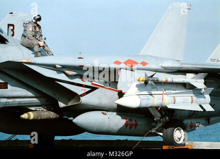 971202-N-2302H-004 du golfe Persique (2 décembre 1997) à bord du porte-avions nucléaire USS George Washington (CVN 73). . . .Le Lieutenant Steve Nevarez, de Houston, Texas, prend une pause du stress de l'exploitation du poste de pilotage sur un F-14B ÒTomcatÓ strike fighter affecté à un escadron de chasse zéro deux (VF-102). George Washington et VF-102 sont actuellement en train de mener des opérations dans le golfe Persique à l'appui des sanctions des Nations Unies contre l'Iraq, dans le cadre de l'opération Southern Watch. U.S. Navy photo by PhotographerÕs Mate troisième classe Joseph Hendricks (libéré) 971202-N-2302H-004 par navals Banque D'Images