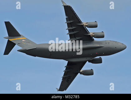 BANDAR SERI BEGAWAN, Brunei -- un C-17 Globemaster III démontre un fort virage à gauche d'avion au cours de la 4ème international biennal de Brunéi Darussalam, exposition de la Défense au Centre d'exposition BRIDEX à Bandar Seri Begawan, Brunei, 5 décembre 2013. BRIDEX 13 est un événement de cinq jours compromise d'événements sociaux, expositions et démonstrations. BRIDEX 13 est une occasion de réseautage et d'échange de l'information avec les partenaires régionaux et les alliés qui construit des relations multilatérales, à intensifier la coopération et améliore la préparation aux catastrophes naturelles et autres opérations de contingence. (U.S. Air Force phot Banque D'Images