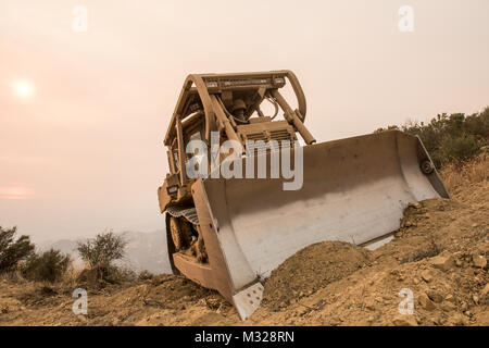 Un bulldozer efface une ligne de feu Feu Thomas près de Santa Barbara, Californie, 11 déc 2017. Thomas le feu a commencé le 4 décembre 2017 à Santa Paula, près de Thomas Aquinas College. Entraîné par les vents de Santa Ana avec rafales jusqu'à 70 mi/h, les flammes crié à travers le flanc à Ojai, Ventura et Santa Barbara. (U.S. Air Force photo/Master Sgt. Brian Ferguson) 171211-F-BP133-150.jpg par AirmanMagazine Banque D'Images